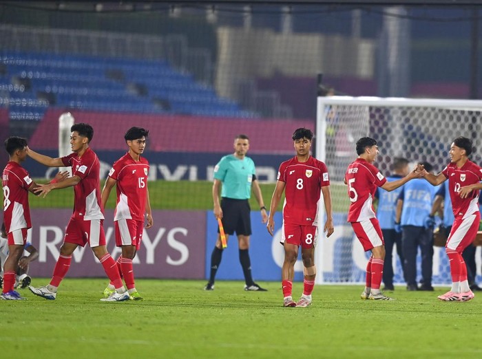 Sejumlah pesepak bola Timnas Indonesia U-17 bersalaman usai mengalahkan Timnas Honduras U-17 pada laga Grup H Piala Dunia U17 2025 di Lapangan 2 Aspire Zone, Doha, Qatar, Senin (10/11/2025). Indonesia menang dengan skor 2-1 dan berada di posisi ketiga dalam grup H. ANTARA FOTO/Bayu Pratama S