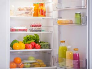 Kulkas Bau Setelah Ditinggal Liburan? Jangan Panik, Lakukan 6 Cara Ini