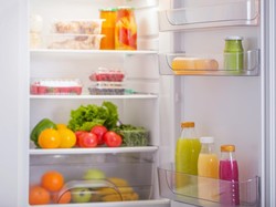 Kulkas Bau Setelah Ditinggal Liburan? Jangan Panik, Lakukan 6 Cara Ini