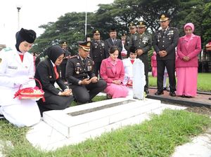 Kapolres Kediri-Forkopimda Ziarah ke TMP Canda Bhirawa Peringati Hari Pahlawan