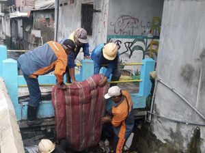 Sehari 8 Truk Angkut Sampah dari Saluran Air, Petugas Gresik Temukan Kasur