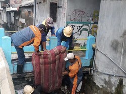 Sehari 8 Truk Angkut Sampah dari Saluran Air, Petugas Gresik Temukan Kasur