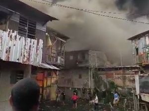 Kebakaran di Permukiman Tambora, 125 Personel Damkar Dikerahkan