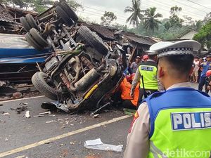 Fakta-fakta Truk Solar Tabrak Carry Berujung 1 Tewas di Kalijambe Purworejo