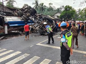 Cerita Warga Lihat Truk Tangki Ngebut hingga Terguling di Purworejo