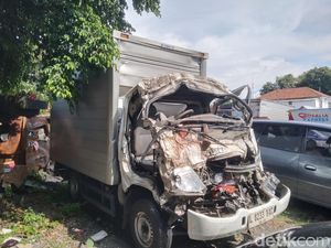 Mobil Boks Seruduk Truk Tronton di Tol Sragen, 2 Orang Tewas