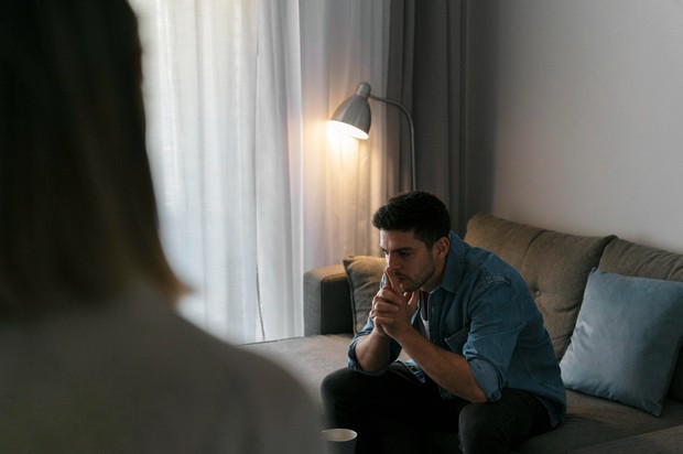 Ketika luka masa lalunya belum pulih, itu bisa menjadi salah satu alasan orang menjauh tanpa penjelasan yang jelas./Foto: Freepik Tidak semua jarak menandakan penolakan. Kadang, orang yang kita dekati sedang berjuang dengan kenangan masa lalunya yang menyakitkan. Memahami hal ini menjadi langkah awal untuk menciptakan hubungan yang sehat.