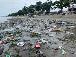 Wisata PantaiKu Parepare Ditutup Sementara, Dipenuhi Sampah Imbas Cuaca Buruk