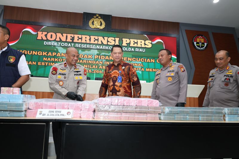 Konferensi pers Polda Riau tentang pengungkapan kasus tindak pidana pencucian uang (TPPU) narkoba. Dalam kasus ini, Polda Riau menyita aset senilai total Rp 15,26 miliar dari bandar narkoba bernama Abeng, Selasa (11/11/2025).