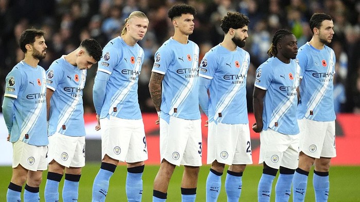 Manchester City's Erling Haaland (third left) and team-mates ahead of the Premier League match at Etihad Stadium, Manchester. Picture date: Sunday November 9, 2025. (Photo by Nick Potts/PA Images via Getty Images)
