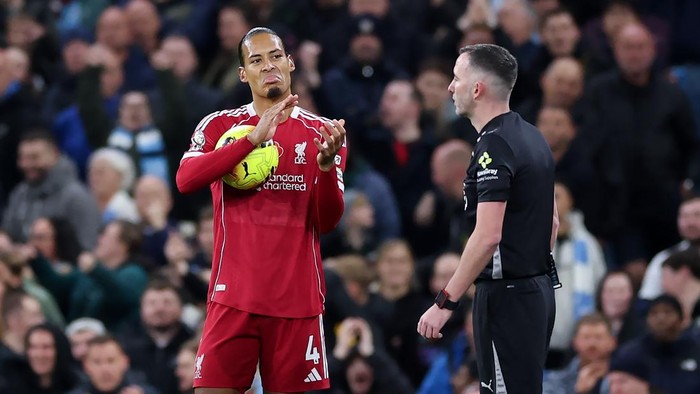 MANCHESTER, ENGLAND - NOVEMBER 09: Virgil van Dijk of Liverpool reacts towards Referee Chris Kavanagh after he awards a penalty to Manchester City following a foul on Jeremy Doku of Manchester City (not pictured) by Giorgi Mamardashvili of Liverpool (not pictured) during the Premier League match between Manchester City and Liverpool at Etihad Stadium on November 09, 2025 in Manchester, England. (Photo by Michael Regan/Getty Images)