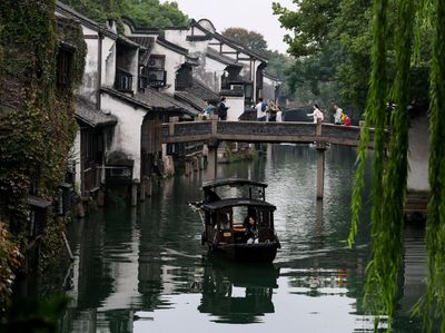 Menyusuri Kota Air Kuno yang Menyimpan Keindahan Abadi