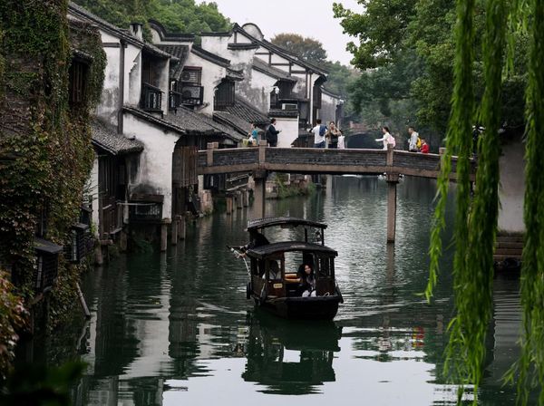 Menyusuri Kota Air Kuno yang Menyimpan Keindahan Abadi