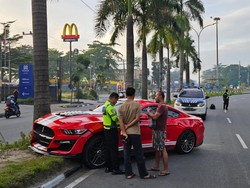 Ford Mustang Tabrak Pohon di Pekanbaru, Pengendara Diduga Kaget Bawa Mobil Sport