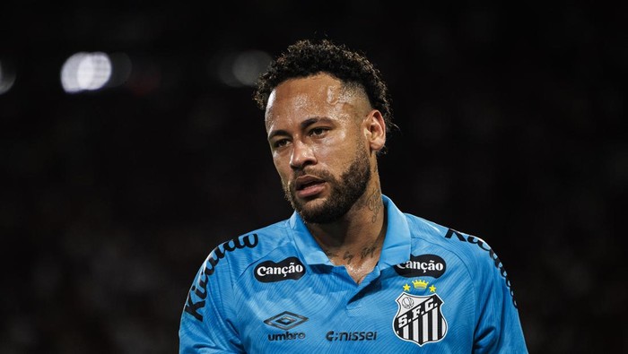 RIO DE JANEIRO, BRAZIL - NOVEMBER 9: Neymar Jr of Santos looks on during the Campeonato Brasileiro Serie A match between Flamengo and Santos at Maracana Stadium on November 9, 2025 in Rio de Janeiro, Brazil. (Photo by Daniel Castelo Branco/Eurasia Sport Images/Getty Images)