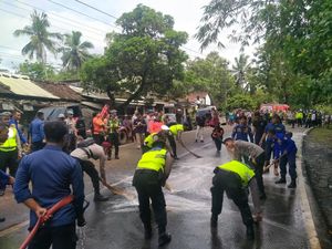 Sat Set Kapolres Purworejo Bersihkan Solar Tumpah Usai Kecelakaan Maut