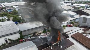 Pabrik Vulkanisir Ban di Semarang Terbakar Hebat, Asap Tebal Membumbung Tinggi