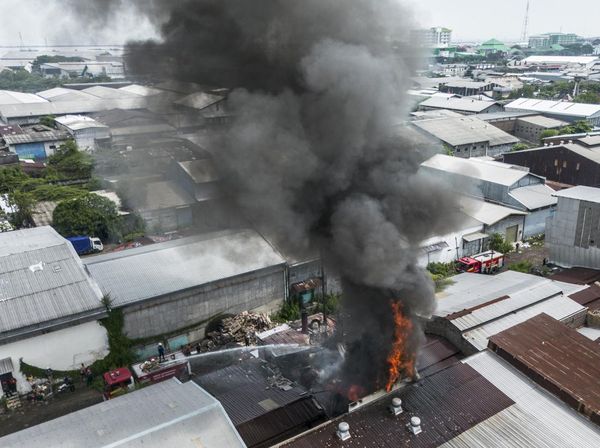Pabrik Vulkanisir Ban di Semarang Terbakar Hebat, Asap Tebal Membumbung Tinggi