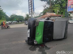 Pikap Terguling Usai Tabrak Separator Jalan Mattirotasi Parepare