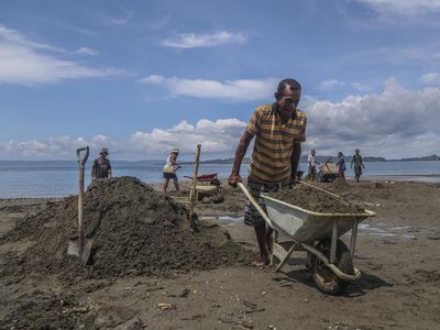 Pasir Laut Jadi Sumber Penghidupan Warga Pulau Bacan