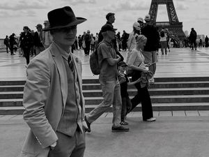 Terungkap Sosok Viral Fedora Man, Sempat Dikira Detektif Pencurian di Louvre