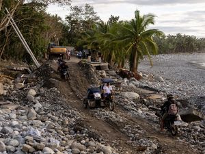 Penampakan Jalan di Pesisir Filipina Hancur Disapu Topan Fung-wong