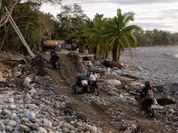 Penampakan Jalan di Pesisir Filipina Hancur Disapu Topan Fung-wong