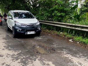 Lubang Tak Terlihat Bikin Pengendara Terperosok di Cimincrang-Sapan