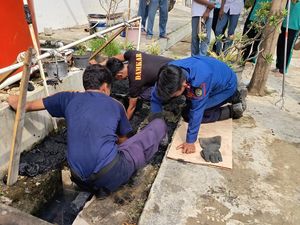 Damkar Indramayu Bantu Siswi Temukan Cincin Emas yang Hilang Saat Wudu