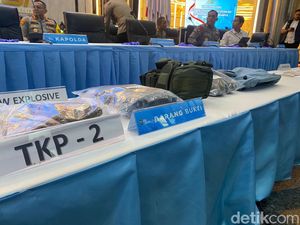 Video Barang Bukti Ledakan di SMAN 72 Jakarta: Tas Pelaku-Senjata Mainan