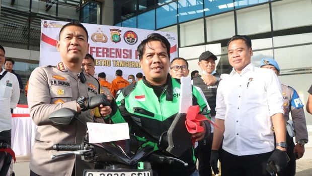 Polres Metro Tangerang Kota menangkap 17 tersangka curanmor yang terlibat di 159 TKP. Polisi menyita barang bukti berupa 3 mobil pikap dan 21 motor curian. (dok Ist)