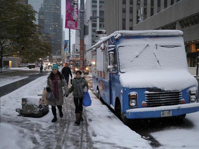 Salju Pertama Menyapa Toronto, Musim Dingin Dimulai di Kanada