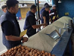 Satgas Pangan PMJ Cek Harga Beras di Pasar, Tegur 34 Pedagang Jual di Atas HET