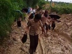 Viral Pelajar di Pandeglang Berjuang Lewati Jalan Berlumpur ke Sekolah