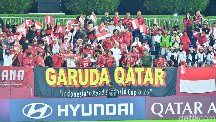 Timnas Indonesia U-17 mendapatkan dukungan langsung dari para diaspora di Qatar selama perhelatan Piala Dunia U-17 2025. Pelatih Nova Arianto sangat berterima kasih.