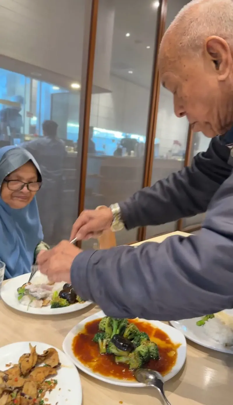 Suami Berusia 92 Tahun Ini Tetap Ambilkan Makan untuk Istri