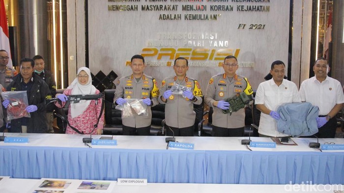 Kapolda Metro Jaya Asep Edi Suheri dan Diresrikum Polda Metro Jaya Kombes Wira Satya Triputra serta pimpinan lainnya memberikan keterangan pers terkait penanganan kasus ledakan di SMAN 72 di Gedung Polda Metro Jaya, Jakarta Pusat, Selasa (11/11/2025).