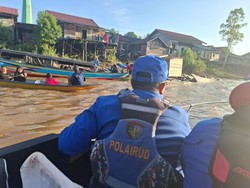 Ponton Bermuatan Semen Tenggelam di Kutai Barat, 8 Orang Hilang