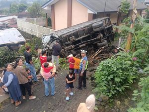 Truk Rem Blong Sundul Truk Lalu Nyemplung Pekarangan di Kledung Temanggung