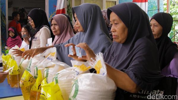 1.057 Warga Menteng Terima Bantuan Minyak Goreng dan Beras