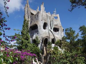 Crazy House, Penginapan Aneh yang Bisa Bikin Tamunya Berimajinasi Liar!