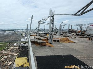 Video: Detik-detik Bangunan di Bukit Hyundai Cikarang Diterjang Angin Puting Beliung