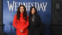 Catherine Zeta-Jones Pose Bareng Jenna Ortega, Awet Muda Bikin Pangling