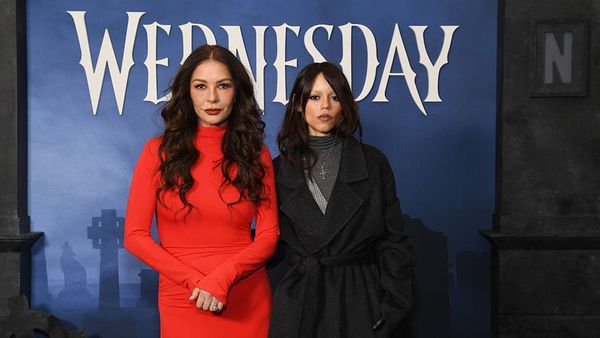 Catherine Zeta-Jones Pose Bareng Jenna Ortega, Awet Muda Bikin Pangling