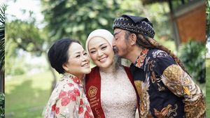 Foto Cecillia Gina Putri Limbad Lulus S2, Memukau Dengan Kebaya Warna Pastel