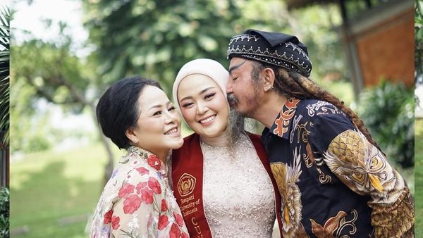 Foto Cecillia Gina Putri Limbad Lulus S2, Memukau Dengan Kebaya Warna Pastel