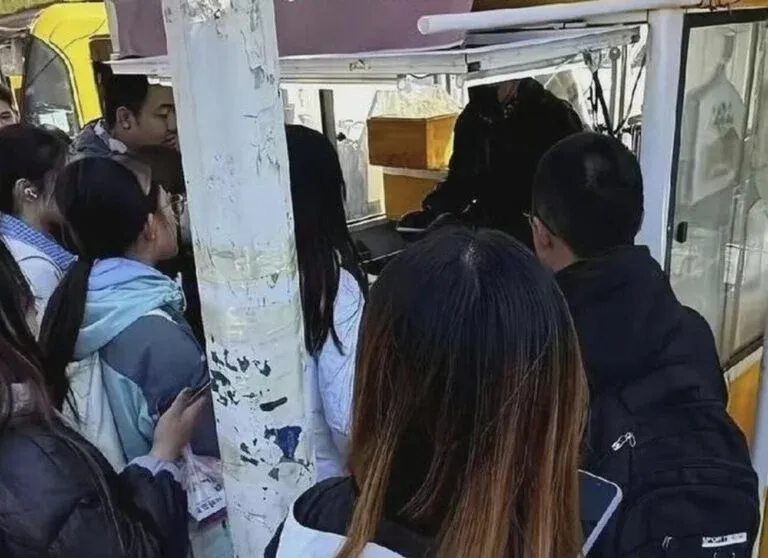 Demi Anak, Ayah Ini Rela Pindah Jualan Nasi Goreng di Dekat Kampusnya!