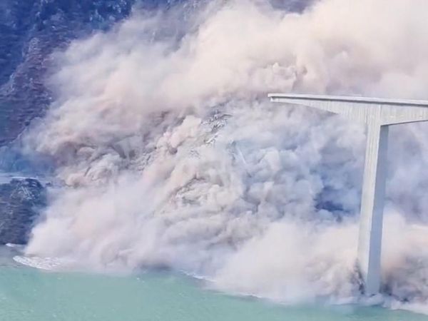 Detik-detik Mengagetkan Jembatan Hongqi di China Runtuh Sebagian