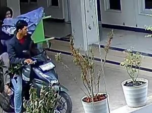 Viral Duo Maling Terekam CCTV Angkut Kotak Amal Pakai Motor di Depok