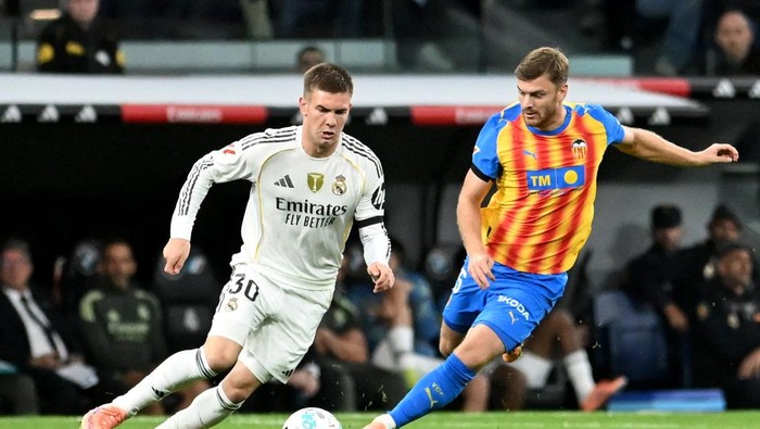 Soccer Football - LaLiga - Real Madrid v Valencia - Santiago Bernabeu, Madrid, Spain - November 1, 2025 Real Madrids Franco Mastantuono in action with Valencias Lucas Beltran REUTERS/Juan Barbosa